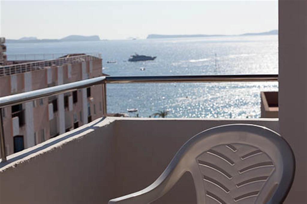Apartamentos El Moro San Antonio  Bagian luar foto